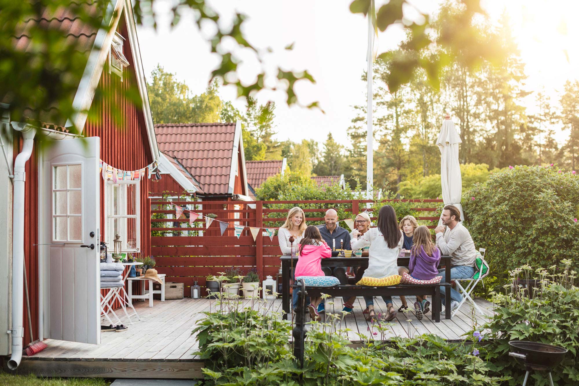 En familj som sitter på sin veranda